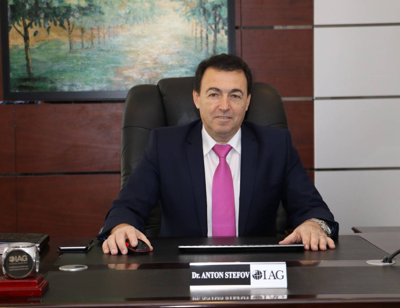 Собственик на IAG е българският емигрант д-р Антон Стефов